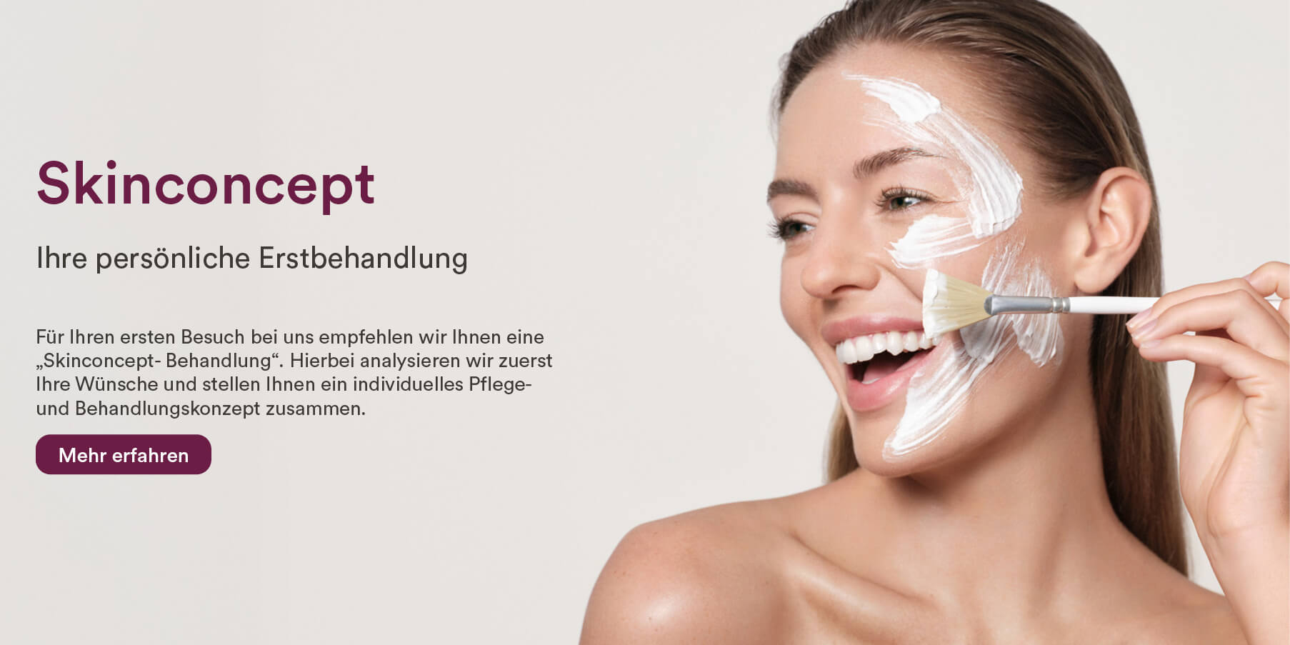 Eine lächelnde Frau mit einer weißen Gesichtsmaske. Text „REVIDERM Skinconcept - Ihre persönliche Erstbehandlung“.